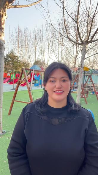 压岁钱的历史传说,压岁钱距今已有2000多年的历史,说古时候有一种叫祟的小妖,每到大年三十晚上都会出来摸熟睡小孩的头,接着小孩就会头疼发烧,大人都怕祟来伤害孩子,于是就在年三十儿晚上整夜亮灯不睡,守护孩子,这就叫守岁,其中有一户夫妻老来得子,十分珍爱。到了年30晚上,他们怕祟来害孩子,于是用八枚铜钱用红纸包着放在孩子的枕头下面,半夜祟来了,刚伸手要准备摸孩子头,突然枕头边就迸发出道道闪光,吓得祟逃走了。很快,这个事儿就传开了,大家纷纷效仿,于是人们把这种钱叫做压祟钱,由于祟和岁发音相同,时间久了就被称为压岁钱,这个风俗一直流传到今天,也象征着长辈对晚辈满满的祝福与爱#园长日记#压岁钱由来