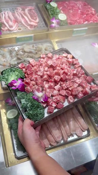 自助烤肉的正确打开方式来了!✅
先冲原切肉和海鲜,再炫山姆甜品,最后用饮品解腻!
厚切梅花肉烤到两面金黄,包上生菜一口闷;
大青虾现拿现烤,焦香弹牙,还有100+菜品无盲区!
60出头,吃三顺,事事顺!#尹三顺自助烤肉屋#烤肉 #舌尖上的享受 #味道好极了你们想吃吗 #烤肉自助