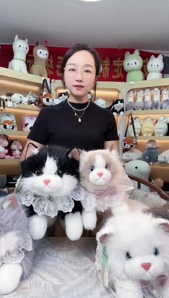 按脚会喵喵叫的仿真猫咪玩偶!也太治愈了吧 软fufu的仿真猫咪玩偶来啦!按脚会发出萌萌的喵喵叫声,蓬松细密的面料抱着超舒服,还能凹各种可爱造型,白色、黑色等多款式可选,送孩子当礼物再合适不过~#礼物 #毛绒玩具 #抱枕 #玩偶 #毛绒公仔