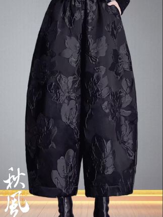 💥【国风提花阔腿裤,穿出高级氛围感】💥 谁穿谁沦陷的神仙裤装!复古提花工艺,黑底暗纹自带高级滤镜,宽松廓形遮肉显瘦一绝,胯宽腿粗全隐藏~ 高腰设计拉高腰线,九分长度适配各种靴子、单鞋,日常搭配针织衫、皮衣都巨有范儿,中式复古与现代潮流的碰撞,让你轻松成为人群焦点✨ 现在下单,显瘦穿搭直接焊在身上!别犹豫,赶紧点击小黄车,把这条“行走的时尚单品”带回家!#简约大气 #复古穿搭 #高端大气 @抖加🔥上热门🔥dou+🔥热点宝