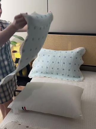 夏天到了,快给家里换上这条超舒服的韩系花边枕巾吧!它摸起来软绵绵的,特别亲肤,而且不会起球哦!它的设计简约又高级,还很透气呢,可以有效防止出汗后枕头发黄变脏的问题,还不掉色,让你每天都能睡得安心又舒心。喜欢的朋友赶快点击下方链接购买吧!#花边枕巾#枕巾推荐#好物推荐@DOU+小助手 @DOU+好生意