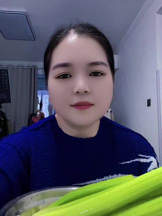 人生的生活中一日三餐都可以品尝爱吃的美味、新鲜西芹的茎杆挺直脆嫩,叶子鲜绿不发黄,根部切口新鲜,闻起来有清香~#绿色蔬菜 #太好吃了 #百吃不厌 #快来一起尝个鲜