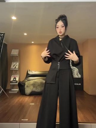 暗黑风忍者套装,秋季街头最酷造型! 秋冬穿啥?这款暗黑风套装帮你解决难题!#ootd穿搭#如何通过穿搭摆脱路人感#秋季穿搭#显瘦穿搭#辣妹穿搭