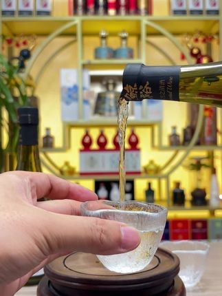 鲸裕东方之清酒#纯米酿造 290毫升的瓶装规格,15度的微醺#清爽解腻 #好喝不贵 #清酒