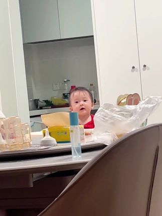 哈哈,抬头看到这一幕,直在观望我😄😄没有什么理由不爱你呀#骗你生女儿 #家庭vlog日常