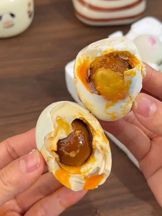 #咸鸭蛋 这种松沙流油的咸鸭蛋,个大流油 蛋黄沙沙糯糯蛋白不咸不淡#流油起沙 #早餐搭配