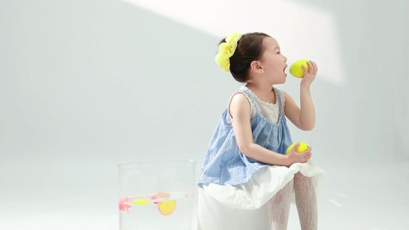 🌷🌷🌷幸福会在某些时刻具体化,比如在这一刻,静静的看着她们,突然觉得好幸福!希望我的女儿,遗憾比我少,见识比我多,扶摇直上,前程似锦,一生顺遂,百岁无忧。#宝宝写真 #助手抖音 #摄影 #女宝穿搭 #萌娃日常