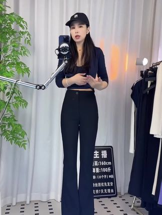 姐妹们!答应我,梨形身材都去穿这条微喇裤!真的好显瘦,微喇版型显瘦显腿长!面料也超舒服~#秋冬穿搭#显瘦显高显腿长 #百搭神裤 #穿搭#显瘦穿搭