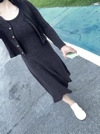 二十岁的时候可以满脑子都是爱情 到了三十岁才知道 原来爱情是最没有用的东西 他说他对你好 却没有给你买过一束花 可是他再穷 每天都会给自己买包烟.