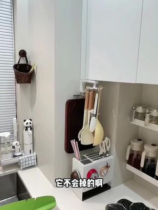 厨房水池旁边的下水管或者烟道,都可以贴一个这样的八爪鱼挂钩,既可以收纳勺铲还能收纳菜板,方便又好用#免打孔挂钩 #八爪鱼挂钩 #菜板置物架 #厨房收纳 #厨房置物架