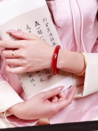 #这届年轻人在景德镇疗工伤 而且这个款式简约又大气,红色的色泽鲜亮纯正,这种橙色的天然红玛瑙正圈手镯,戴上后超级衬肤色,显得人肤白貌美#手镯 #红玛瑙 #穿搭