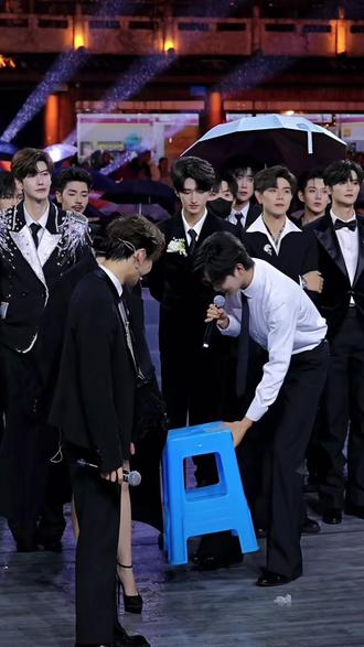 没有礼物,但他会把细节都照顾好 #氧气校草夏天天 #银河系A夏天天 #龙浩天男团银河系A #峻伊 #龙浩天妹妹