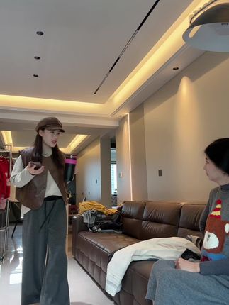 终于买到了这种不贴肚子屁股的孕妇裤了,而且超显瘦,深灰色条纹百搭又高级,最主要就是面料不起球,不起静电#孕妇套装#孕期穿搭#孕期