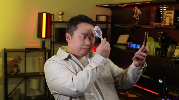 天选Air 2026这次装上了工作站级APU 小钢跑er的用车习惯跟超跑俱乐部那帮老饕是格格不入的——车就是要拿到赛道上跑的。天选Air 2026改成了锐龙AI Max版全新动力,更安静、更舒适(低温)了,应对高负载也更从容了。关键是在1.48kg这个一个“车体”上,它到底能不能跑出比独显“机头”更强劲的表现?这期视频无关胜负,只想分享一种找到“对味”装备的纯粹喜悦。#笔记本电脑 #华硕 #天选 #AMD #CPU