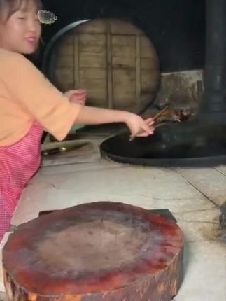 #烟熏腊肉 #烟熏猪舌头 烟熏猪舌有多少人没吃过呀,真的绝了,放点小米辣炒蒜苔杠杠滴#四川烟熏