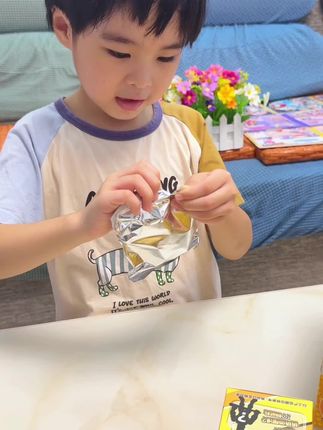 孩子心心念念的山海经盲盒,终于给他安排上了,表现好,就给她戳一个,哈哈乐的合不拢嘴,一盒能抽六个山海经人物盲盒,还有机会抽到隐藏款哦#玩具 #外国山海经 #盲盒 #儿童玩具 #让孩子远离手机