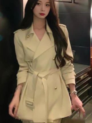 姐妹们快来看看这件超酷的短款风衣吧!它是英伦风的翻领双排扣设计,还有收腰系带,穿上特别好看,而且是秋季新款小个子风衣,超级百搭,不管是搭配牛仔裤还是短裙都很好看,喜欢的朋友千万不要错过了,我们是官方正品,质量非常好,大家放心购买吧!#短款风衣 #风衣穿搭 #风衣外套 #秋冬新款 #谁穿谁好看