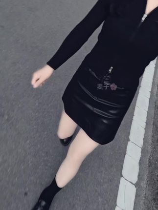 “任何事和人 时间终会给我们答案,在细水长流的日子里我们不说永远只说珍惜...”#显瘦穿搭#早秋穿搭#秋冬穿搭#今日穿搭