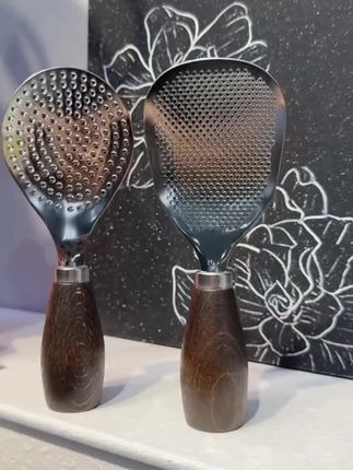 这个高级感满满的小铲太精致了! 不锈钢材质,手柄 还是胡桃木的,又好看又好用,搭配小铁锅太合适了#厨房好物 #不锈钢铲