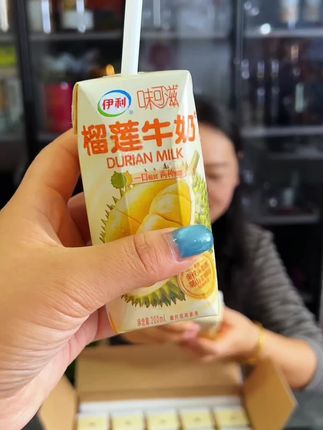 伊利家新出的这个榴莲牛奶真好喝,榴莲味很浓郁奶香也浓郁,喜欢榴莲的真的太爱了#伊利榴莲牛奶 #伊利牛奶 #牛奶