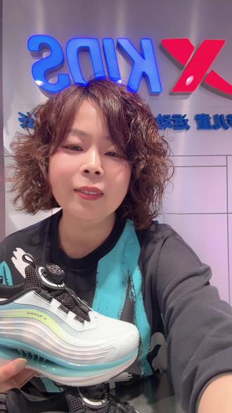 #长百新市购物广场#特步少年 #实体店拍摄@长百新市官方号!氢风9.0护足跑鞋,循环换气,稳护足弓,助力孩子健康运动!
