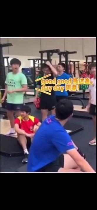 来听哥哥得吧两句英语,发音很标准哦#王楚钦