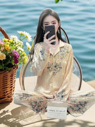 这款超有女人味的家居服套装简直美炸了!精致优雅的设计彰显女神风范,尽显温柔气质。做工精细讲究,品质卓 越不凡,让你在家也能轻松驾驭淑女形象。如此高 端大气上档次的睡衣,千万别错过了#金丝绒#套装#居家服!