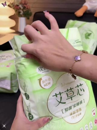 欣妍社你真的是太懂女生了,安睡裤里面还加了艾草,姐妹们可别穿又闷又热的安睡裤了,#欣妍社艾草早安裤 你们看看现在都卷成啥价了,大品牌值得推荐#轻薄透气#巨舒服