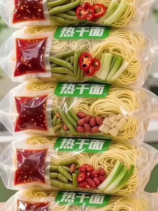 家人们!谁能拒绝一碗地道的武汉热干面啊!棕黄的面条裹满浓香酱汁,每一口都是碳水的狂欢! 面条超劲道,一口下去芝香味十足,恰到好处的辣味。 越嚼越香,好吃到根本停不下来念 酸豆角的脆爽、葱花的清香、.辣椒碎的微辣,!多重口感在嘴里碰撞、,嗦面的快乐这不就来了?(家里老人孩子都爱吃。做法简单又美味。喜欢的宝子冲冲冲四!⑤ ⑤⑤! #美食推荐 #武汉热干面 #太好吃了 #地方特色美食 #超便宜超划算