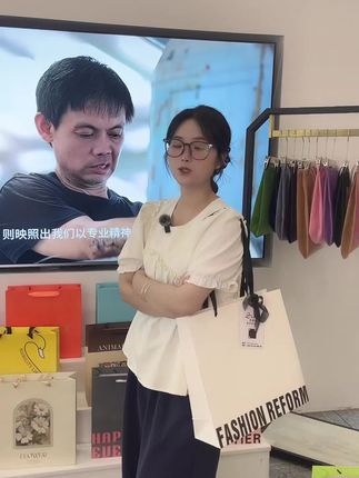FS风尚两种材质 一种230克白卡 一种250牛皮纸 两种颜色两种风格 简约英文搭配#服装店手提袋定制设计 #服装店手提袋纸袋 #服装店手提袋订制