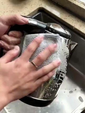 谁懂啊!刷了八万次碗,终于挖到比钢丝球还好用的清洁神器 —— 银丝抹布!以前用普通抹布总藏污纳垢,还容易滋生细菌,换成钢丝球又怕刮花锅具,甚至担心菜里吃出铁丝,每次清洁都超纠结! 但这条银丝抹布直接解决所有痛点!它把钢丝球的清洁力和抹布的柔软感完美结合,摩擦力比普通抹布强太多,黏在锅上的油污、焦渍一擦就掉,却比钢丝球轻柔 N 倍,不管是铁锅、不粘锅还是搪瓷锅,都能放心用,完全不怕刮伤。 而且它超容易清理,脏了往水龙头下冲一冲就干净,不会残留污渍,用着不刺手,拿在手里轻便又顺手。关键是价格超给力,个位数就能买到十条,过年家里大扫除全靠它,厨房清洁效率直接拉满,真心推荐给每个爱干净的小伙伴!# 银丝抹布 #钢丝洗碗布 #厨房好物 #刷锅神器 #过年清洁必备