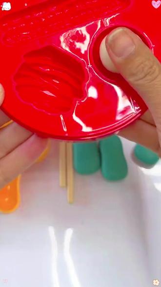 用面粉做的彩泥,可以放心给宝宝玩,真的没有小朋友能拒绝这么有趣的过家家玩具,女儿每次都能玩上大半天,家里有娃的真的可以安排上#益智玩具#面粉彩泥#过家家玩具#彩泥#儿童手工