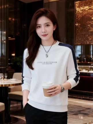 男士秋冬叠穿王爆款 宝子们👋🏻!发现一款让我疯狂打call的男士宝藏单品——高档卫衣打底衫✨!柔软亲肤又保暖,单穿叠搭都超有范儿💯~ 🌟面料巨舒服☁️,贴身不扎人; 🎨纯色百搭🖌️,怎么配都好看; 👔版型修身显瘦💪🏻,藏肉于无形; 🧵细节走线精致🔝,品质感拉满! #男士穿搭 #秋季新品 #情侣装 #时尚单品 #高品质衣物