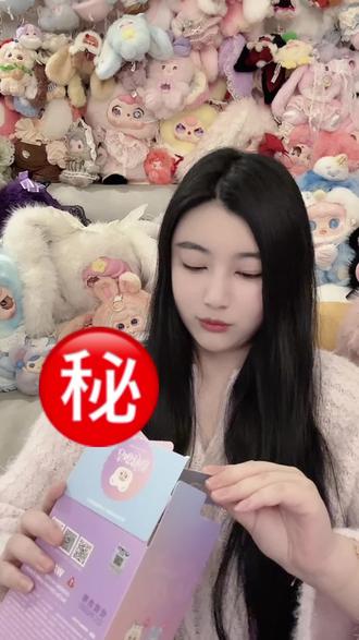 居然是首款带晶石的毛绒盲盒! #大人也要玩玩具 #豆包绒绒 #豆包绒绒吉喵物语 #守耀文化 #盲盒 是咖啡厅萌喵系~有专属精致小娃衣!软萌小围兜氛围感拉满~爱喵人士集结!