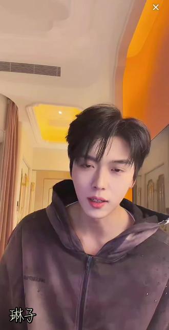 #撩起衣服就是腹肌 #装酷我是认真的 #从漫画里走出来的男孩 #卡戎#卡戎直播
2026.01.05卡子哥新剧剧宣直播录屏分享