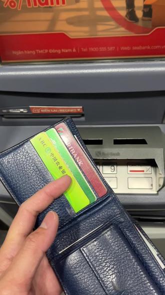 中国护照开的越南本地银行卡,取现金。
