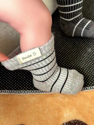 治愈系宝宝条纹袜,萌化整个秋天! 一眼就被这可爱到炸的条纹袜吸引住啦!柔软亲肤的长绒棉材质,宝宝穿上小脚丫超舒服 经典百搭的设计,配什么小衣服都超可爱!换季必备,保暖又时尚,宝妈们快冲呀! #宝宝秋冬小袜子#袜子婴儿#宝宝不掉跟的小袜子#新生儿袜子#袜子安利