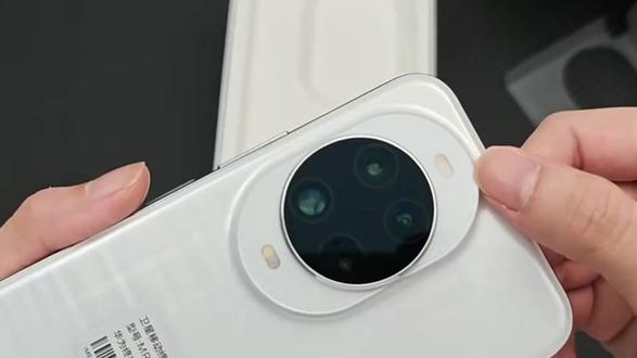 华为nova 14系列以“年轻、鲜活、有质感的全焦段原色人像双星手机”为定位