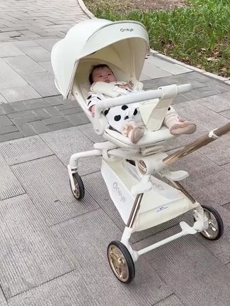 现在推车都这么卷了吗?看到一个好看的推车,没想到还能丝滑转向!#带娃#人类幼崽 #婴儿推车#婴儿推车可坐可躺轻便折叠 #母婴好物