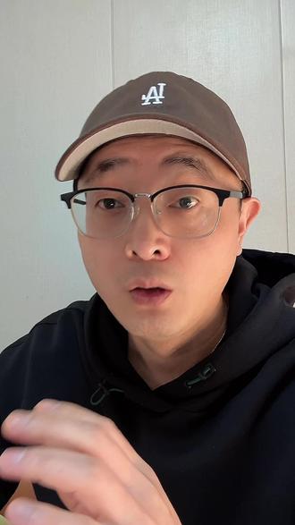 黄金这行情,孙悟空这种时候也得把金箍棒卖了! 英皇娱乐酒店大堂黄金被卖出,总重超79公斤,售价近1亿港元。“黄金大道”曾为该酒店标志之一。#黄金 #英皇娱乐酒店 #卖黄金 #人性 #厦门金融