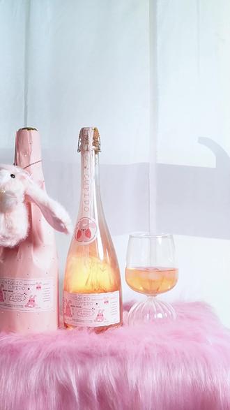 【纪念日想搞点花样?】 结婚纪念日、恋爱纪念日、甚至只是周五纪念日都需要一点仪式感点上蜡烛,做两个小菜,拿出那瓶珍藏已久的丘比兔。柔和的灯光下,粉色的酒液在水晶杯里晃动。你们碰杯,说着只有彼此才懂的过往。那一口回甘,就像一路走来的日子,虽然辛苦,但结局很甜。🧊冰镇后饮用更佳 品种:兰慕丝🌐产区:意大利 🥂类型:桃红高泡果香:⭐⭐⭐⭐⭐ 酸度:⭐⭐ 甜度:⭐⭐⭐⭐💧酒精度:6%VOL #喝酒 #礼物 #葡萄酒