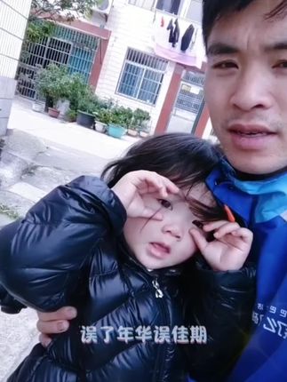 外卖箱里的小女孩,跟着爸爸送外卖好几年了,乖巧懂事的她,感动了无数网友#懂事的让人心疼
