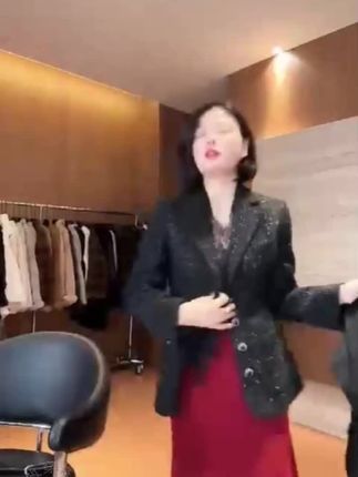 仙女们,这条半身裙必眼入,既时尚又显瘦,而且还超百搭。#美搭尽显女神范 #显瘦显高显气质 #减龄显瘦穿搭 #谁穿谁好看 #洋气上档次