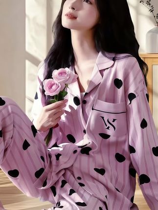 🌸甜妹锁死的本命睡衣!一穿就沦陷的温柔暴击  谁能抵挡住猫人这款粉色爱心纯棉睡衣的魅力啊!把“甜”与“舒适”糅合得刚刚好~  软糯纯棉面料,就像把云朵穿在身上,宅家往沙发一靠,慵懒氛围感直接拉满;宽松版型藏肉又显瘦,周末下楼取个快递,都像偶像剧里的元气女主出街✨  粉嫩嫩的底色缀满黑色爱心,甜而不腻的设计,从卧室美到客厅!穿上它,赖床都成了幸福小事,只想永远沉溺在这份柔软里~  #猫人睡衣 #纯棉家居服 #甜妹穿搭 #可外穿睡衣 #舒适感天花板
