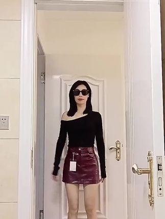 这款,酒红色PU皮裙,百搭又洋气,高腰显瘦#强烈推荐 #辣妹穿搭 #皮裙 #酒红色短裙