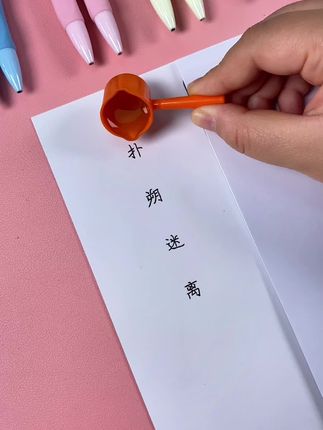 孩子书写的救星,独特的握笔凹槽设计,贴合孩子的手指,加粗铅芯用力书写不易断,久写不累手,笔尾自动削铅器,方便又省心,新学期就选择这款正姿铅笔!#学习用品 #文具安利 #正姿铅笔