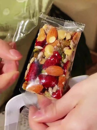 鹏哥推荐疆小娃八宝手工切糕 满满的膳食纤维 和 饱腹感强 感谢大家的支持,如果您支持鹏哥那您就下一单吧。 #好物推荐 #疆小娃八宝手工切糕 #饱腹感强热量低的食物推荐 #强烈推荐 #热门