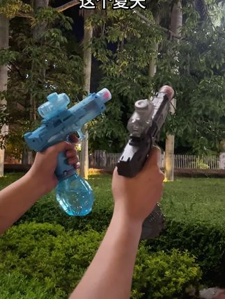 这个夏天快艾特你最好的朋友一起玩这把电动水枪吧#玩个很新的东西 #打水仗 #电动水枪