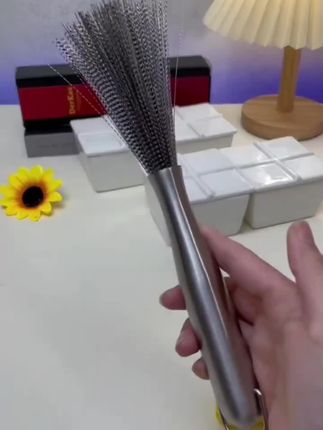 我也是看了抖音才知道还有这种好东西,以前用钢丝球不仅伤锅还伤手,这个就挺方便,加长的手柄刷起锅来轻松又省力,而且怎么刷都不怕烫手,也不会把手弄得油腻腻的,关键它还不脏手!再也不用担心吃到铁丝了,家里经常做饭的一定要备上一个这样的不锈钢洗锅刷。