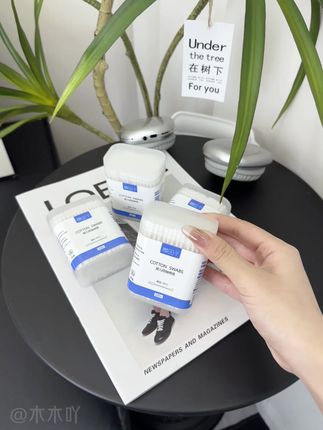 不要给你家的宝宝再用大人的棉签了,现在有这种婴儿专用的了,他这个一头是挖耳勺,一头是螺旋头,非常的方便。我平常给我儿子掏鼻子,掏耳朵都是用这个挖耳勺头。而且我们给宝宝涂面霜的时候,指甲长不方便,就可以用这个来取,它又非常的便宜。这一盒只要两块,有二百只,左下角赶紧去薅吧。#好物推荐🔥 #棉签 #婴儿棉签 #婴儿棉签耳勺二合一